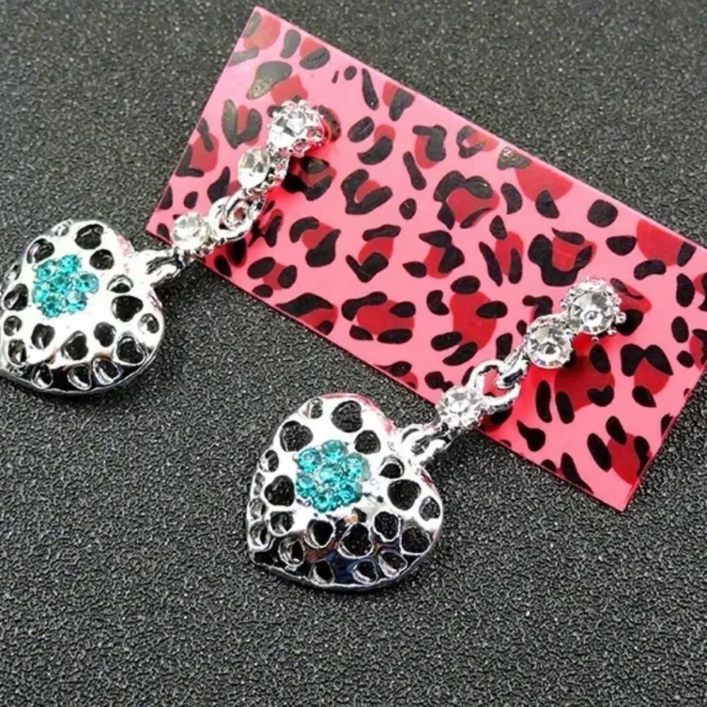💕Beautiful Betsey Johnson dangle earrings 💕